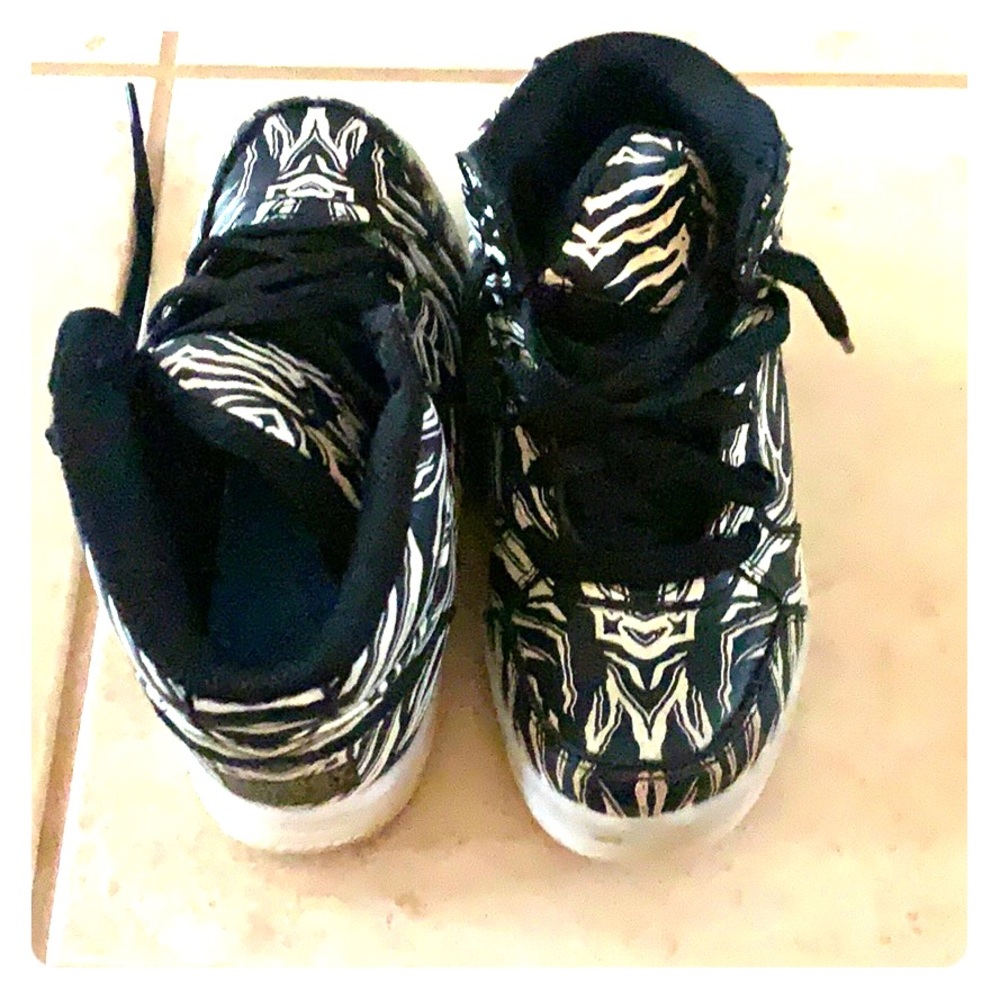 Sketchers 2.0 energy lights!  Size 1 boys